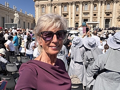 Volksanwältin Gaby Schwarz steht am Petersplatz, im Hintergrund ist der Petersdom zu sehen.