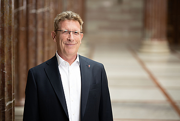 Volksanwalt Bernhard Achitz in der Säulenhalle des Parlaments
