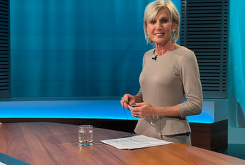 Volksanwältin Gaby Schwarz steht in einem beigen Kleid im ORF Bürgeranwalt Studio.