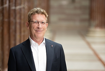 Volksanwalt Bernhard Achitz, Porträtfoto in der Säulenhalle des Parlaments