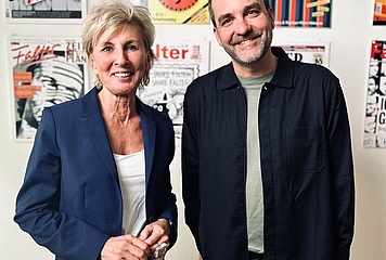 Gaby Schwarz und Florian Klenk stehen nebeneinander