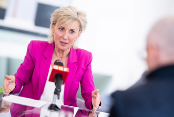 Volksanwältin Gaby Schwarz spricht in ein ORF Mikro