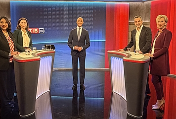 Volksanwältin Gaby Schwarz steht mit vier weiteren Personen im ORF Studio.